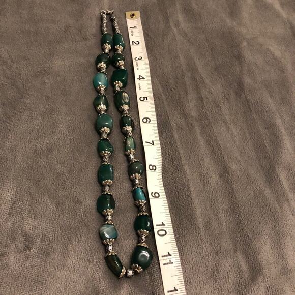 Handmade green and silver beaded necklace - Picture 4 of 4